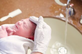 découvrez les bienfaits de la naissance dans l'eau, une méthode naturelle qui favorise un environnement apaisant pour maman et bébé. explorez les avantages, les conseils pratiques et les témoignages d'experts sur l'accouchement aquatique.
