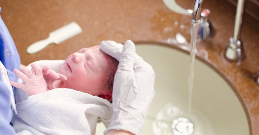 découvrez les bienfaits de la naissance dans l'eau, une méthode naturelle qui favorise un environnement apaisant pour maman et bébé. explorez les avantages, les conseils pratiques et les témoignages d'experts sur l'accouchement aquatique.