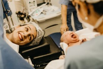 découvrez les bienfaits de l'accouchement physiologique, une approche naturelle qui respecte le processus biologique de la naissance, favorisant le bien-être de la mère et de l'enfant. apprenez comment cette méthode peut vous aider à vivre une expérience positive et épanouissante.