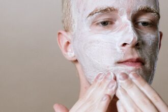 découvrez comment comprendre et traiter l'acné grâce à des conseils pratiques, des remèdes naturels et des astuces pour améliorer votre peau. retournez la situation avec des solutions adaptées à tous les types de peaux.