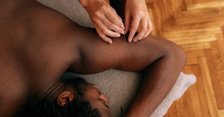 découvrez les bienfaits de l'acupression, une technique de médecine traditionnelle chinoise qui utilise des points de pression pour soulager la douleur, réduire le stress et améliorer le bien-être général. apprenez à maîtriser cette pratique pour favoriser votre santé physique et mentale.