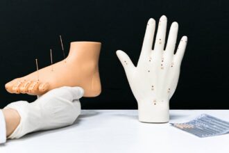 découvrez les bienfaits de l'acupuncture, une pratique millénaire de la médecine traditionnelle chinoise. soulagez vos douleurs, améliorez votre bien-être et retrouvez votre équilibre grâce à des séances adaptées à vos besoins.