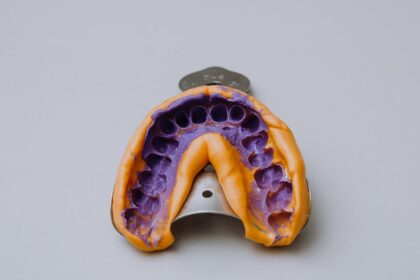 découvrez comment un ajustement de prothèse dentaire peut améliorer votre confort et votre fonction masticatoire. nos experts vous guident à travers le processus pour garantir un ajustement parfait et un sourire éclatant.