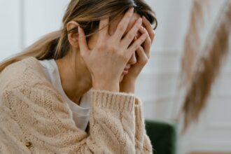découvrez les causes, symptômes et traitements des céphalées. apprenez à gérer vos maux de tête grâce à des conseils pratiques et des solutions adaptées pour retrouver rapidement votre bien-être.
