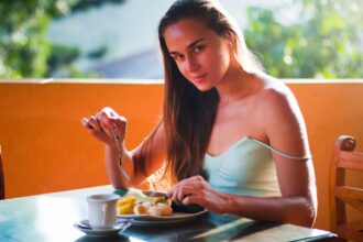 découvrez des conseils pratiques et des astuces pour adopter une alimentation saine et équilibrée. explorez différentes stratégies de régime alimentaire qui vous aideront à atteindre vos objectifs de santé tout en savourant de délicieux repas.