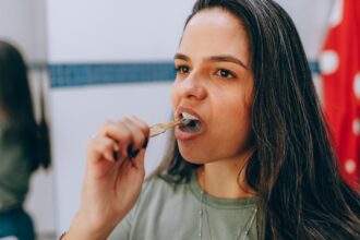 découvrez comment maintenir des gencives en bonne santé grâce à des conseils pratiques sur l'hygiène buccale, des habitudes alimentaires et des méthodes préventives pour éviter les maladies des gencives.