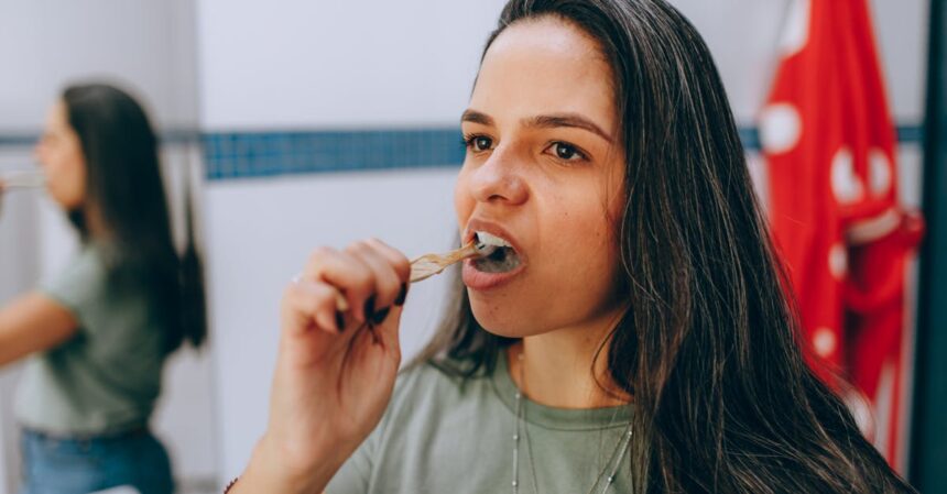 découvrez comment maintenir des gencives en bonne santé grâce à des conseils pratiques sur l'hygiène buccale, des habitudes alimentaires et des méthodes préventives pour éviter les maladies des gencives.