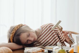 découvrez les aliments qui favorisent un sommeil réparateur. apprenez quels repas et snacks intègrent des ingrédients naturels pour améliorer la qualité de votre sommeil et vous aider à vous réveiller reposé.