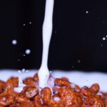 découvrez l'importance du calcium pour votre santé. apprenez comment cet minéral essentiel contribue à la solidité de vos os, à la fonction musculaire et à la transmission nerveuse. explorez les meilleures sources alimentaires de calcium et les besoins quotidiens recommandés pour un bien-être optimal.