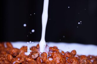 découvrez l'importance du calcium pour votre santé. apprenez comment cet minéral essentiel contribue à la solidité de vos os, à la fonction musculaire et à la transmission nerveuse. explorez les meilleures sources alimentaires de calcium et les besoins quotidiens recommandés pour un bien-être optimal.