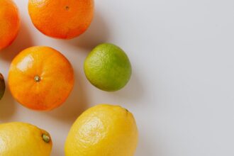 découvrez les bienfaits de la vitamine c pour votre santé et votre peau. apprenez comment intégrer cet antioxydant puissant dans votre quotidien pour renforcer votre système immunitaire et combattre les signes du vieillissement.