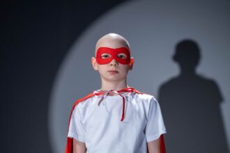l'alopécie est une condition qui provoque la perte de cheveux, touchant hommes et femmes. découvrez les causes, les traitements et des conseils pour mieux gérer cette situation et maintenir votre confiance en vous.