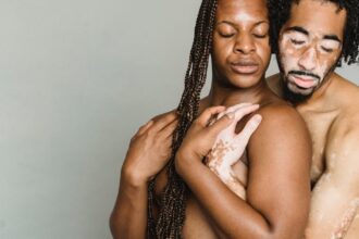 découvrez les subtilités de l'amour conditionnel, une dynamique relationnelle où affection et attachement dépendent de critères spécifiques. explorez ses impacts sur les relations personnelles et apprenez à reconnaître les signes d'une telle affection.