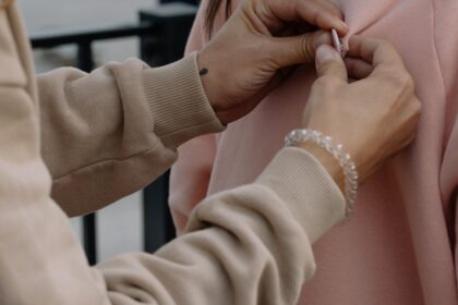 découvrez comment le concept d'attachement influence nos relations et notre bien-être émotionnel. plongez dans les différents types d'attachement et apprenez à mieux comprendre vos propres interactions affectives.