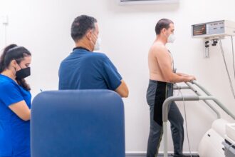 découvrez tout ce que vous devez savoir sur les arythmies cardiaques, leurs causes, symptômes, diagnostics et traitements. apprenez à reconnaître ces troubles du rythme cardiaque et à gérer votre santé cardiaque efficacement.