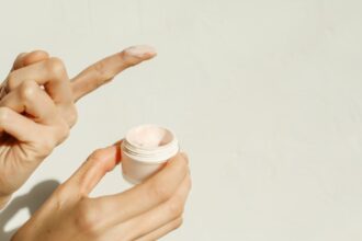 découvrez nos conseils et produits anti-aging pour lutter efficacement contre le vieillissement cutané. offrez à votre peau des soins adaptés qui redonnent éclat et jeunesse, tout en prévenant les signes de l'âge.