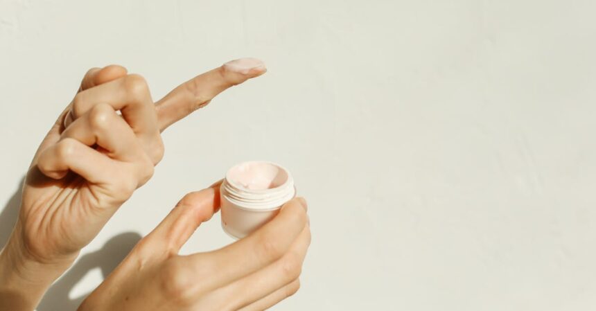découvrez nos conseils et produits anti-aging pour lutter efficacement contre le vieillissement cutané. offrez à votre peau des soins adaptés qui redonnent éclat et jeunesse, tout en prévenant les signes de l'âge.