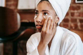 découvrez les secrets des solutions naturelles anti-âge pour retrouver une peau éclatante et rajeunie. profitez des bienfaits des ingrédients naturels et des méthodes douces pour combattre les signes du vieillissement.