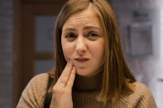 découvrez des solutions efficaces pour soulager la douleur dentaire. apprenez à identifier les causes et les traitements possibles pour retrouver un sourire sans douleur.