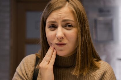 découvrez des solutions efficaces pour soulager la douleur dentaire. apprenez à identifier les causes et les traitements possibles pour retrouver un sourire sans douleur.