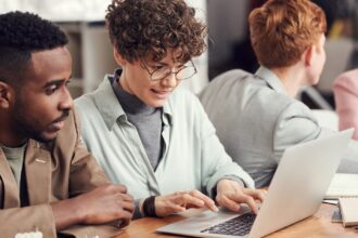 découvrez le concept de multidisciplinarité, qui favorise l'intégration et la collaboration entre différentes disciplines pour aborder des problématiques complexes de manière innovante et efficace. explorez comment cette approche enrichit la recherche, l'éducation et les projets créatifs.