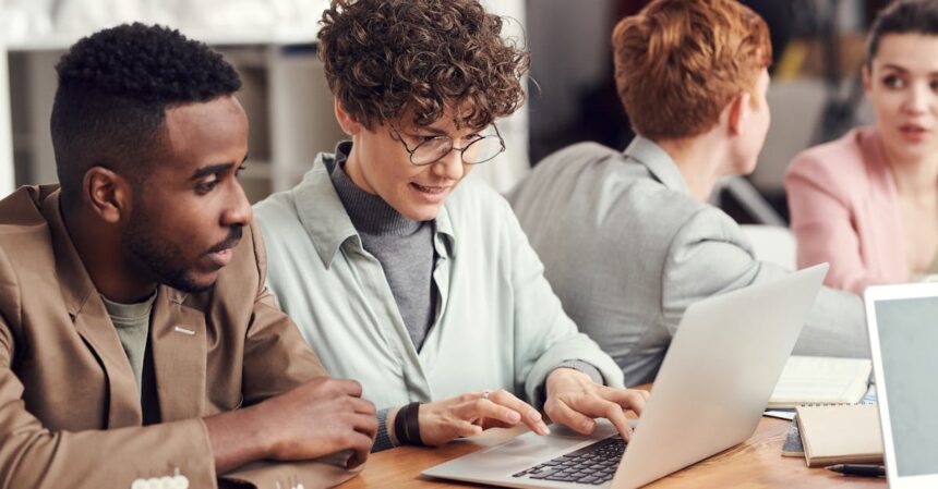 découvrez le concept de multidisciplinarité, qui favorise l'intégration et la collaboration entre différentes disciplines pour aborder des problématiques complexes de manière innovante et efficace. explorez comment cette approche enrichit la recherche, l'éducation et les projets créatifs.