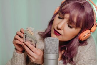 découvrez l'univers apaisant de l'asmr, où des sons doux et relaxants vous transportent vers une sérénité de l'esprit. plongez dans des vidéos captivantes et laissez-vous envelopper par des murmures, des chuchotements et des bruits tranquillement envoûtants pour une expérience unique de détente.