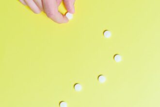 découvrez tout ce que vous devez savoir sur l'aspirine : ses bienfaits, son utilisation dans le soulagement de la douleur, sa prévention des maladies cardiovasculaires et ses effets secondaires potentiels. informez-vous sur cet anti-inflammatoire non stéroïdien essentiel.