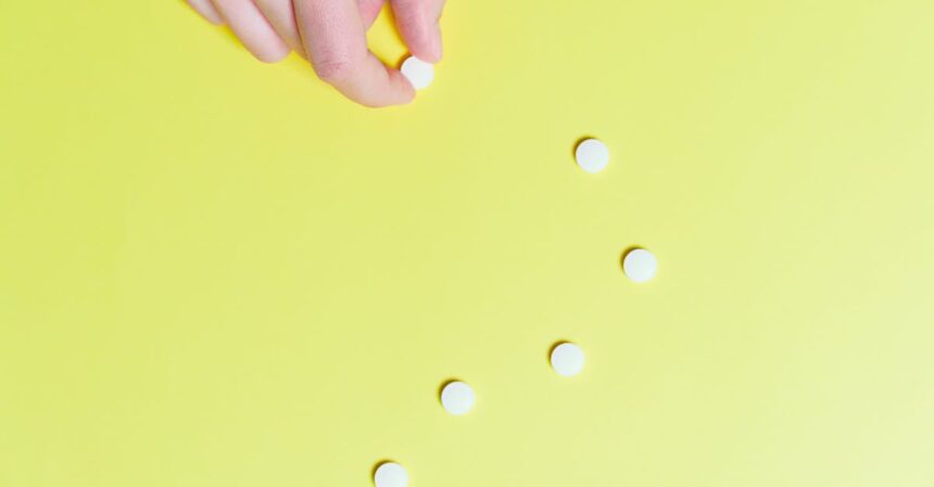 découvrez tout ce que vous devez savoir sur l'aspirine : ses bienfaits, son utilisation dans le soulagement de la douleur, sa prévention des maladies cardiovasculaires et ses effets secondaires potentiels. informez-vous sur cet anti-inflammatoire non stéroïdien essentiel.