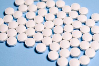 découvrez tout sur l'aspirine, ce médicament incontournable pour soulager la douleur, réduire la fièvre et prévenir les maladies cardiovasculaires. informez-vous sur son efficacité, ses usages, ses effets secondaires et les précautions à prendre avant de l'utiliser.