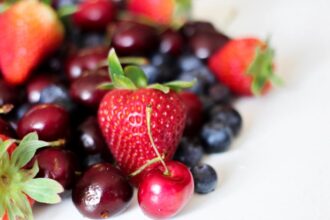 découvrez l'univers des baies : des fruits sucrés et colorés, riches en vitamines et antioxydants. explorez leurs bienfaits pour la santé, leurs recettes délicieuses et comment les intégrer dans votre alimentation quotidienne.