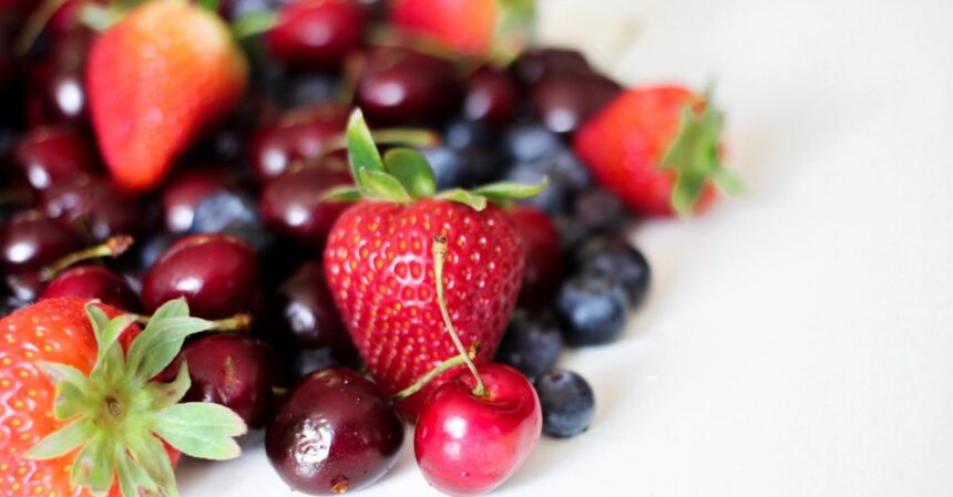 découvrez l'univers des baies : des fruits sucrés et colorés, riches en vitamines et antioxydants. explorez leurs bienfaits pour la santé, leurs recettes délicieuses et comment les intégrer dans votre alimentation quotidienne.
