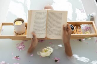 découvrez le bonheur d'un bain chaud apaisant, parfait pour se détendre après une longue journée. profitez des bienfaits relaxants de l'eau chaude pour revitaliser votre corps et apaiser votre esprit.