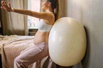 découvrez comment utiliser un ballon de grossesse pour améliorer votre confort durant la maternité. profitez d'exercices adaptés pour renforcer votre corps, soulager les douleurs et vous préparer à l'accouchement.