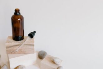 découvrez les nombreux bienfaits de l'huile essentielle de menthe poivrée. cette huile naturelle est réputée pour ses propriétés rafraîchissantes, apaisantes et stimulant la concentration. apprenez comment l'intégrer dans votre routine quotidienne pour améliorer votre bien-être.