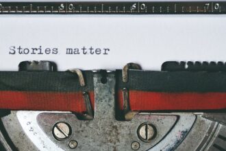 découvrez l'importance du bouche-à-oreille dans le marketing moderne. apprenez comment les recommandations personnelles influencent les décisions d'achat et comment les entreprises peuvent tirer parti de cette stratégie pour augmenter leur visibilité et leur crédibilité.