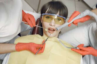 découvrez nos conseils et produits pour prendre soin de vos gencives et maintenir une bonne hygiène bucco-dentaire. prévenez les problèmes de gencives et offrez à votre sourire l'attention qu'il mérite.