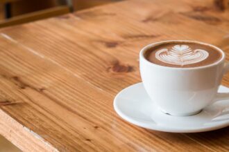 découvrez tout ce que vous devez savoir sur la caféine : ses effets sur le corps, ses bienfaits, ses inconvénients et des conseils pour une consommation équilibrée. plongez dans l'univers stimulant de cette substance populaire!