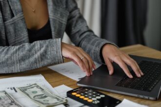 découvrez notre calculateur de grossesse facile à utiliser pour suivre le développement de votre bébé. obtenez des informations précises sur vos dates d'accouchement et vos semaines de grossesse pour vivre chaque étape de cette aventure unique.