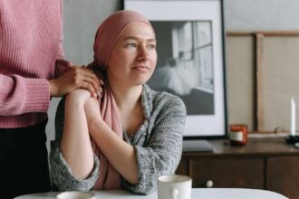 découvrez tout ce qu'il faut savoir sur le cancer de l'ovaire : symptômes,diagnostic, traitements et conseils pour la prévention. informez-vous pour mieux comprendre cette maladie et soutenir celles qui en souffrent.
