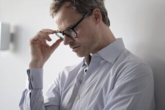 découvrez tout sur les céphalées de tension : symptômes, causes, traitements et conseils pour soulager la douleur. récupérez un bien-être optimal grâce à des solutions efficaces.