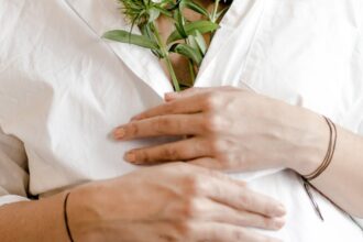 découvrez tout sur la grossesse nerveuse, un phénomène rare où une femme présente des symptômes de grossesse sans être réellement enceinte. informez-vous sur ses causes, ses implications émotionnelles et médicales, ainsi que les solutions possibles pour mieux comprendre cette condition.