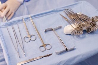 découvrez l'univers de la chirurgie cardiaque, une spécialité médicale dédiée au traitement des maladies du cœur. apprenez-en davantage sur les procédures, les innovations technologiques et les soins post-opératoires qui permettent de sauver des vies et d'améliorer la qualité de vie des patients.