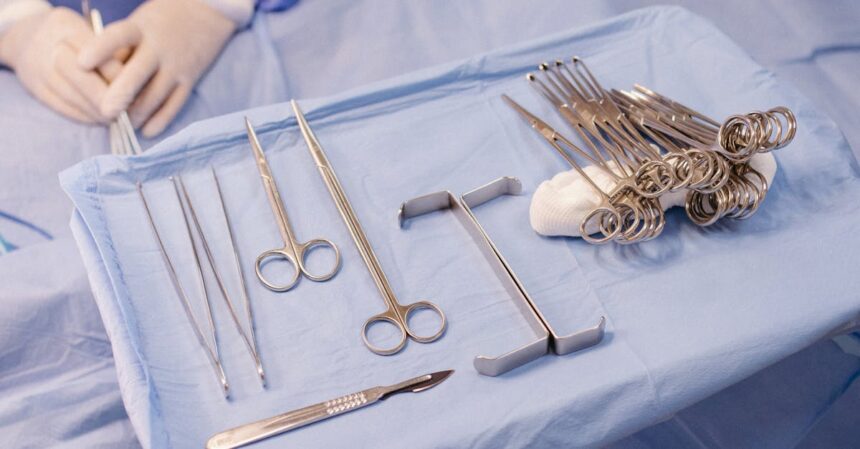 découvrez l'univers de la chirurgie cardiaque, une spécialité médicale dédiée au traitement des maladies du cœur. apprenez-en davantage sur les procédures, les innovations technologiques et les soins post-opératoires qui permettent de sauver des vies et d'améliorer la qualité de vie des patients.
