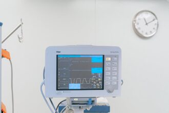 découvrez tout ce qu'il faut savoir sur la chirurgie de la prostate, y compris les indications, les techniques utilisées, les risques et les soins post-opératoires pour une meilleure compréhension et préparation.