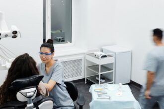 découvrez tout ce qu'il faut savoir sur la chirurgie dentaire, des procédures courantes aux conseils de récupération. informez-vous sur les avancées technologiques et les pratiques sûres pour améliorer votre santé bucco-dentaire.