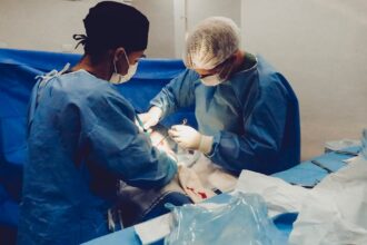 la chirurgie oncologique est une spécialité médicale dédiée au traitement des cancers par des interventions chirurgicales. découvrez les approches, techniques et innovations qui permettent d'améliorer les résultats et la qualité de vie des patients atteints de cancer.