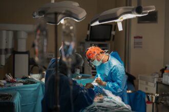 découvrez la chirurgie reconstructive, une spécialité médicale qui vise à restaurer la forme et la fonction des parties du corps endommagées ou malformées. apprenez comment cette intervention peut améliorer la qualité de vie des patients et favoriser leur bien-être.