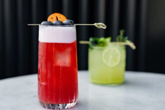 découvrez notre délicieux cocktail au rhum aux fruits, une explosion de saveurs tropicales qui ravira vos papilles. parfait pour vos soirées d'été ou pour un moment de détente, ce mélange frais et fruité vous transportera instantanément sous le soleil.