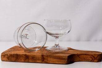 découvrez des recettes de cocktails à base de rhum blanc, alliant fraîcheur et saveurs exotiques. parfait pour vos soirées d'été ou pour impressionner vos invités avec des mélanges rafraîchissants et gourmands.